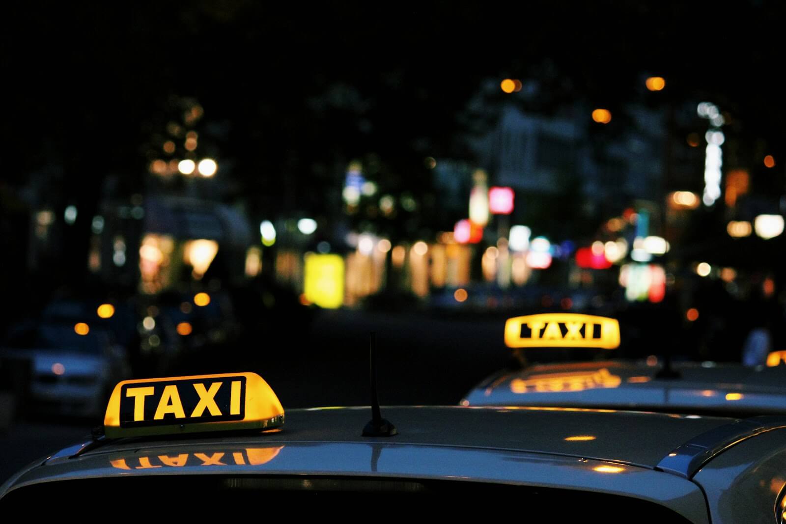 Easy Taxi: Lit-up taxi signs on cabs
