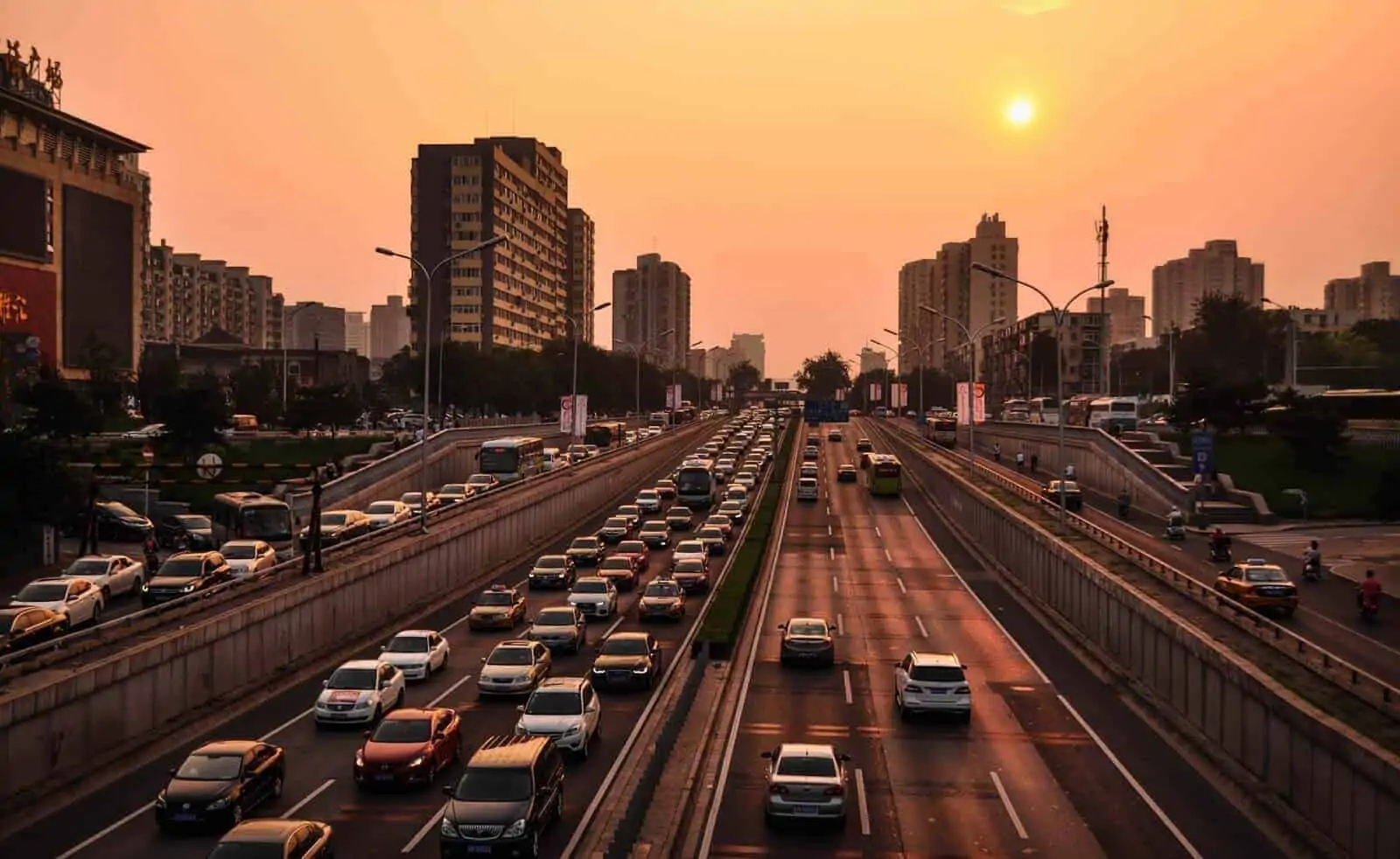 stock image of a highway in a city for a how to start a carpool post