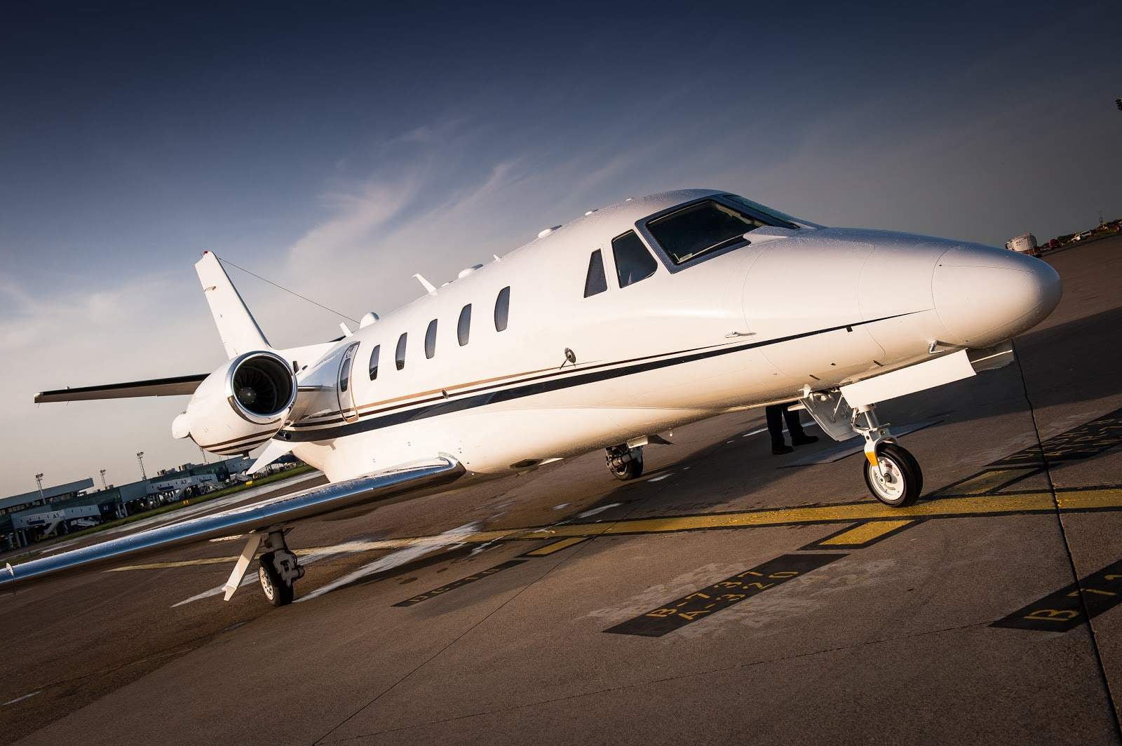 Types of private jets: a jet on the tarmac