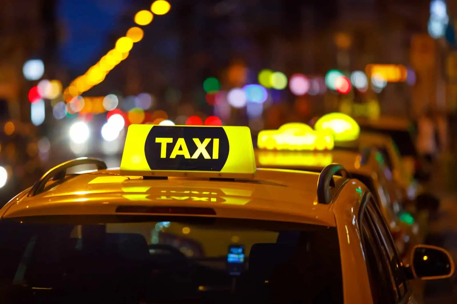 Curb promo code: A taxi sign lit up on the car's roof