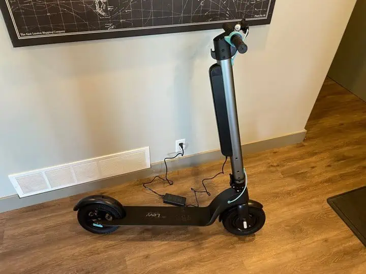 LevyPlus+ electric scooter unboxing - scooter charging 1